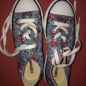 Little girls converse
